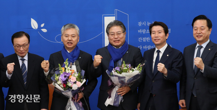 더불어민주당은 6일 홍성국 전 미래에셋대우 대표와 이재영 전 대외경제정책연구원장을 경제전문가로 영입했다고 발표했다. 왼쪽부터 민주당 이해찬 대표, 홍 전 대표, 이 전 원장, 이인영 원내대표, 김두관 의원. 김영민 기자