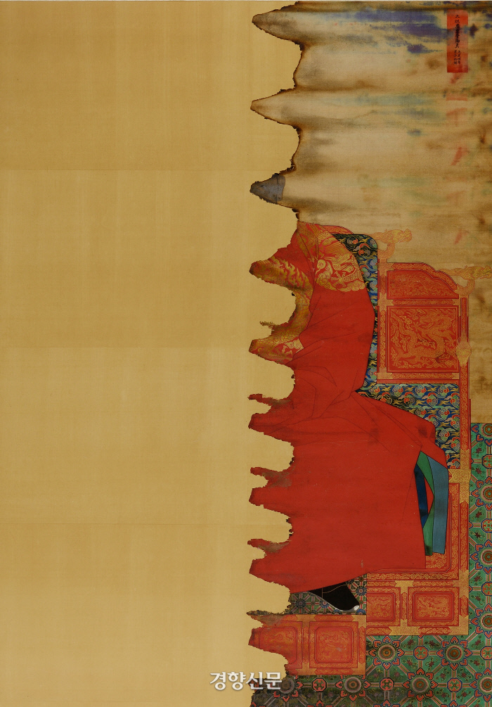 철종의 어진. 1954년 부산 동광동 화재로 조선시대 임금의 어진과 어필 등 4000여점 가운데 3500여점이 전소됐다. 철종의 어진도 형체를 알아 볼 수 없게 불에 탔다.|국립고궁박물관 소장