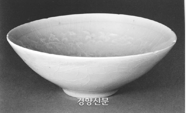 고종이 카르디 프랑스 대통령에게 선물한 청자 대접. 12세기말 ~13세기 초에 제작된 것으로 보인다.|세브르박물관 소장