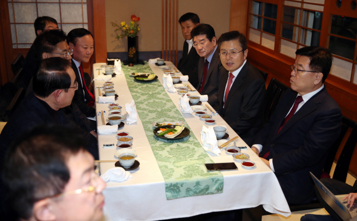 자유한국당 황교안 대표가 2월 4일 서울 영등포구 여의도의 한 음식점에서 경북 지역 의원들과 만찬을 하고 있다. / 연합뉴스