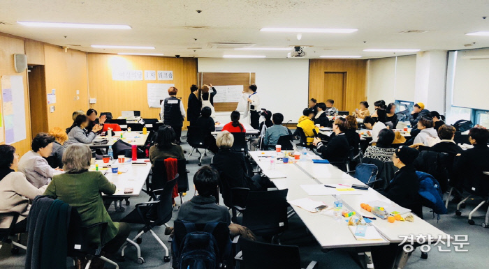 ‘여성의당’ 창당주비위원회 기획단이 8일 오전 서울 동작구 서울여성플라자에서 워크숍을 열고 있다. 김희진 기자.