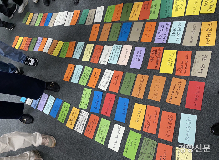 ‘여성의당’ 창당주비위원회가 8일 오전 열리 워크숍에서 각자 여성 정책 의제를 제출한 뒤 분류하며 토론을 하고 있다. 김희진 기자.