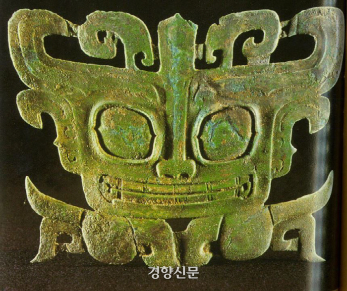 삼성퇴에서 확인된 청동기룡수면상. 기룡은 파충류를 일컫는 말이지만 중국 순 임금의 신하인 기(夔)와 용(龍)을 일컫기도 한다. 기는 음악을, 용은 간언(諫言)을 담당했다. 훌륭한 신하를 비유하여 이르는 말이다. 이 짐승얼굴상(수면상)은 상나라 시대의 도철(괴물)상과 사뭇 달라 촉나라의 독특한 문화로 운위된다.