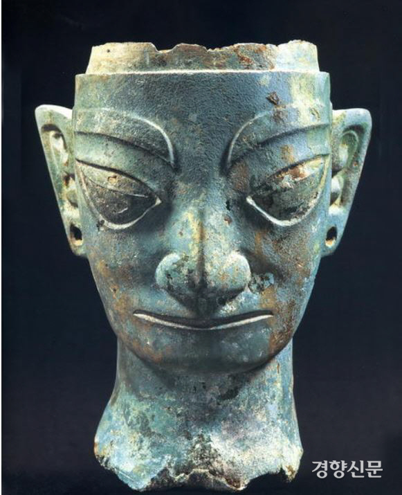 청동으로 된 사람머리상. 높이 29㎝ 폭 20.6㎝ 무게 4.483㎏이다.  처음 삼성퇴 유적에서 이런 청동머리상이 확인되자 발굴단원들이 부들부들 떨었다고 한다. |삼성퇴 박물관