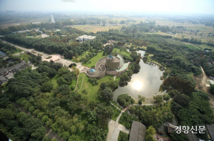 삼성퇴 유적 전경. 멀리서 보면 찬란하게 빛나는 세 개의 금성이 고운 조각달과 어우러진 느낌을 준다. 그래서 이곳의 경관을 ‘삼성반월퇴(三星伴月堆)’라 한다.