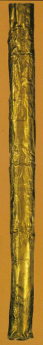 1호 구덩이에서 나온 황금지팡이. 길이가 1m43㎝이고, 무게는 463g이다.