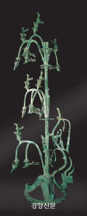 청동신수. 신수는 하늘과 땅을 연결시키는 나무 사다리로 인식되어 왔다.|삼성퇴박물관