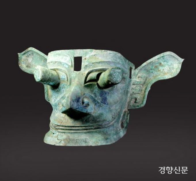 삼성퇴에서 발굴된 청동가면상. 길이  1m38, 폭 85㎝, 높이 66㎝ 무게 71.1㎏에 달하는 엄청난 크기이다. 이번 ‘삼성퇴’ 특별전에 소개된다.  |삼성퇴 박물관