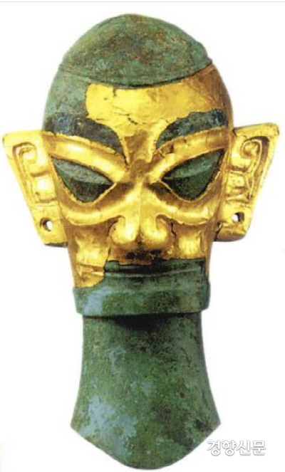 삼성퇴 유적에서 발굴된 가면. 대부분의 얼굴상이 쓰고 있다. 순금판으로 압축한 황금가면이다. |삼성퇴 박물관