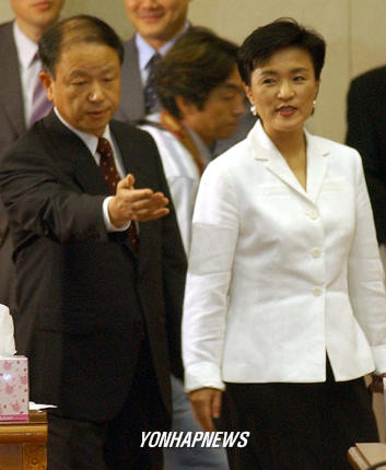 강금실 법무부 장관(오른쪽)이 2003년 6월26일 대검찰청 회의실에서 열린 전국 검사장 회의에 송광수 검찰총장의 안내를 받아 들어서고 있다. 연합뉴스.