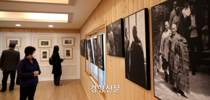 불자들이 19일 서울 성북구 길상사에서 열린 법정스님의 입적 10주기 추모법회와 함께 마련된 추모행사 ‘비구 법정 사진전’에서 생전 법정스님을 사진들을 관람하고 있다.  김기남 기자 kknphoto@kyunghyang.com