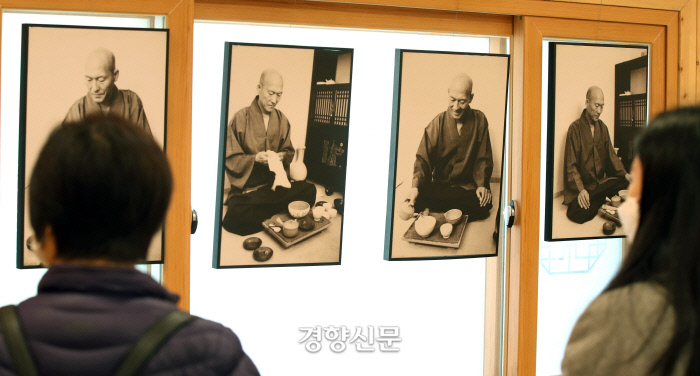 19일 서울 성북구 길상사에서 열린 ‘비구 법정 사진전’에서 불자들이 법정스님의 생전 모습을 살펴보고 있다.  김기남 기자 kknphoto@kyunghyang.com