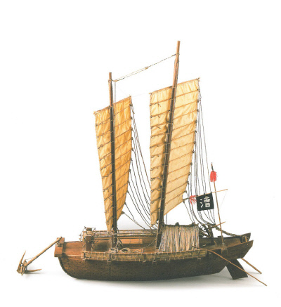 조선시대 조운선을 복원한 모양. <각선도본>을 근거로 만들었다. 태종 때 이러한 조운선이 침몰하면서 1000여명이 물에 빠져 수백명이 죽고 쌀 1만석이 수장됐다. |국립해양문화재연구소 제공