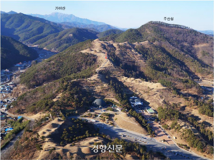 방울이 발굴된 고령 지산동 고분군의 어린이 무덤. 머지않은 곳에 상아덤이 있는 가야산이 보인다. |배성혁씨 제공