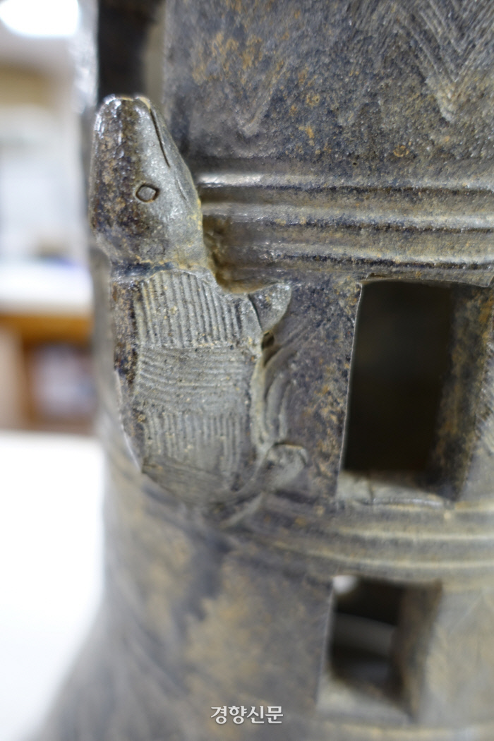 그릇 받침 한가운데 표면에 거북이 토우 한 마리를 부착시킨 것이 눈에 띈다. 이와 같이 삼국시대 토우(土偶) 중 거북이 토우가 붙어있는 것은 이 도기가 유일하게 알려져 있다. |국립김해박물관 소장