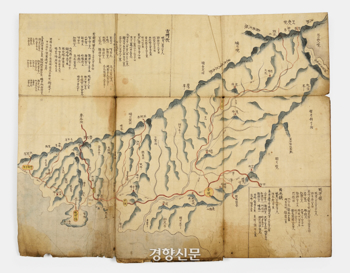 보물(제2061호)로 지정된 ‘관북여지도(關北輿地圖)’. 조선 시대 관북 지방인 함경도 마을과 군사적 요충지를 총 13면에 걸쳐 그린 지도집이다. |문화재청 제공