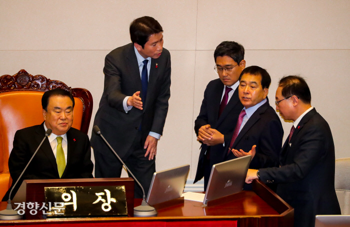 더불어민주당과 자유한국당, 바른미래당 등 여야 교섭단체 3당이 정기국회 마지막 날인 2019년 12월 10일 본회의를 열고 512조원 규모의 내년 정부 예산안을 본회의에 상정하자 자유한국당 의원들이 반발하는 가운데 원내대표들이 국회의장 단상에서 얘기를 하고 있다. / 권호욱 선임기자