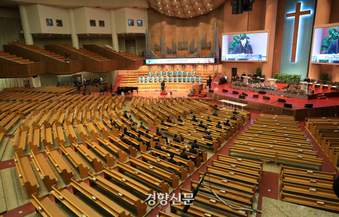 코로나19 확산을 막기위해 천주교와 개신교계가 주일미사, 주일예배를 온라인이나 개별적으로 갖기로 하면서 주일인 1일 전국 성당과 교회는 평소와 달리 한산했다. 사진은 서울 여의도순복음교회에서 이날 온라인 주일예배를 올리는 모습이다. 우철훈 선임기자