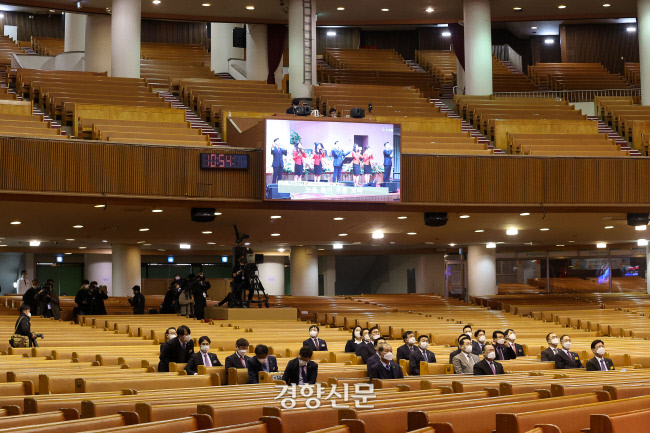 대형교회들이 확산하는 신종 코로나바이러스 감염증(코로나 19)을 막기 위해 주일 예배를 중단하고 온라인 예배로 대체하기로 한 가운데 지난1일 오전 서울 영등포구 여의도순복음교회에서 일반 신도는 참석하지 않고 최소 인원만 참석한 채 주일 예배가 온라인 예배로 열리고 있다./우철훈 선임기자