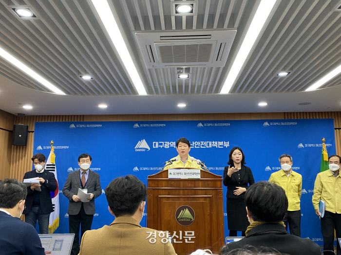 권영진 대구시장이 11일 오전 대구시청에서 코로나19 방역상황을 브리핑하고 있다.|백경열 기자 merci@kyunghyang.com