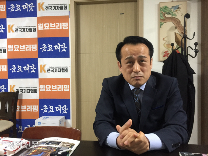 3월 11일 저녁 기자를 만난 국용호 전국기자협회 사무총장이 신천지 장로 및 자유한국당 안보전략단 부단장 경력 관련 해명을 하고 있다. /정용인 기자