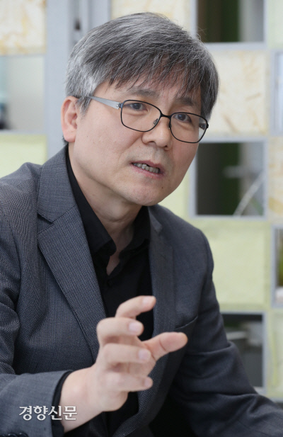 직권남용죄를 연구해온 김성돈 성균관대 법학전문대학원 교수가 지난 2일 서울 종로구 성균관대 연구실에서 경향신문과 인터뷰하고 있다. 이상훈 선임기자