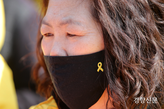 기자회견에 참석한 세월호 유가족의 마스크에 노란리본이 새겨져있다. / 권도현 기자 lightroad@kyunghyang.com