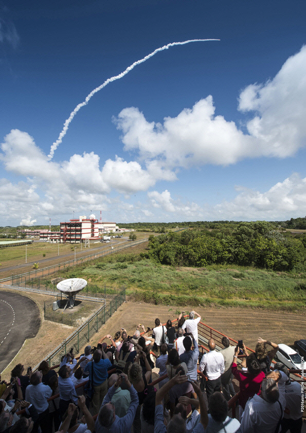 남미 기아나 우주센터에서 2016년 11월 위성 4기를 싣고 발사되는 아리안스페이스 로켓의 궤적을 방문객들이 관람하고 있다. 아리안스페이스 제공