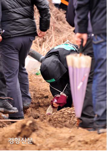 경기 서남부 부녀자 연쇄살인범 강호순이 현장검증 이틀째였던 2009년 2월 2일 오후 경기 수원 구운동 황구지천변에서 여대생 연양의 시신을 암매장하는 모습을 재연하고 있다. 정지윤기자