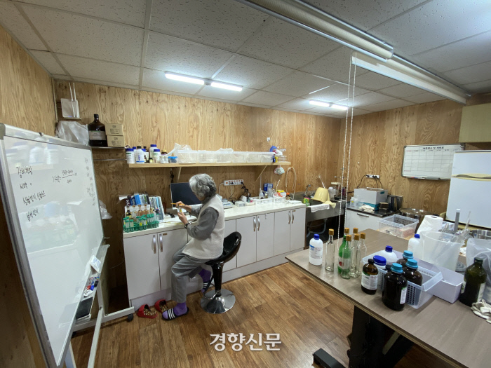 양조장 한쪽 작은 연구실에서 완성된 술의 알코올 도수를 측정하는 권옥련 대표