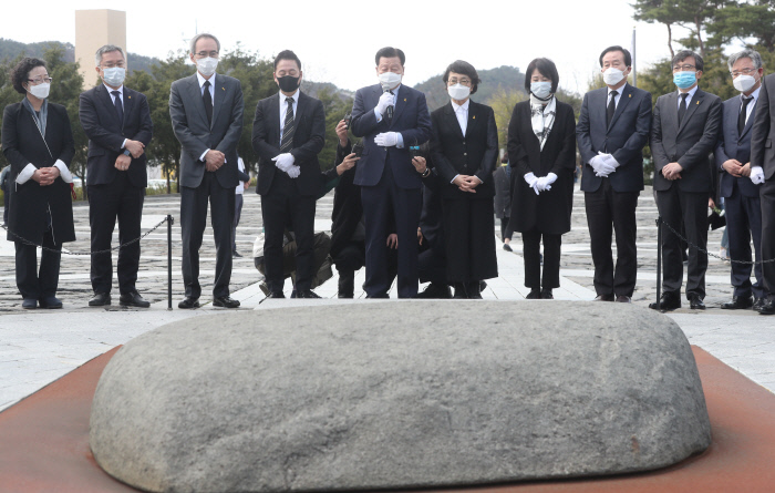 열린민주당, 노무현 묘역 참배 열린민주당 이근식 대표(왼쪽에서 네번째), 손혜원·정봉주 최고위원 등 지도부와 4·15 총선 비례대표 후보단이 29일 경남 김해시 봉하마을 노무현 전 대통령 묘역을 찾아 참배하고 있다.  김해 | 연합뉴스