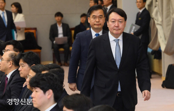 윤석열 검찰총장이 지난 2월 10일 서울 서초구 대검찰청에서 열린 전국 지검장 및 선거담당 부장검사 회의에 입장하고 있다. 이상훈 선임기자 doolee@kyunghyang.com