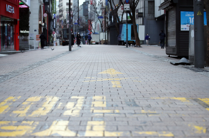 서울 중구 명동 거리가 한산한 모습을 보이고 있다. 연합뉴스