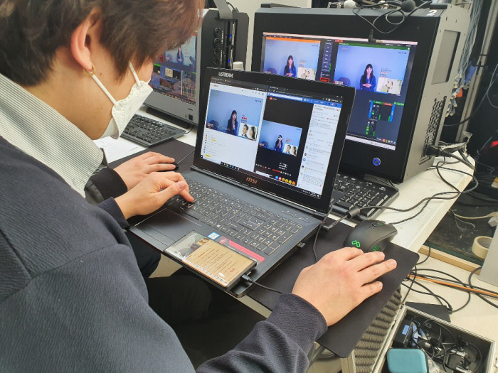 지난 4일 서울 강남구의 한 예식장에서 KT 엔지니어가 결혼식 장면을 온라인으로 송출하는 작업을 진행하고 있다. 곽희양 기자