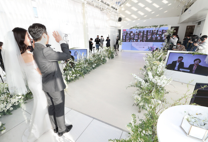 지난 4일 서울 강남구의 한 예식장에서 한 부부가 온라인 결혼식을 진행하고 있다. KT제공