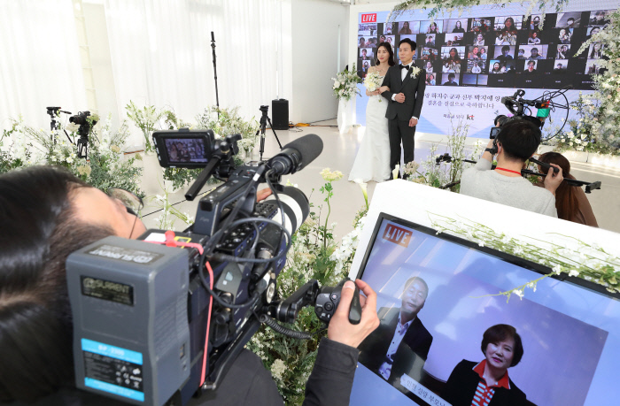 지난 4일 서울 강남구의 한 예식장에서 한 부부가 온라인 결혼식을 진행하고 있다. KT제공