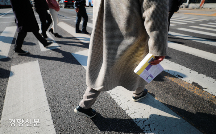 20여년 간 성매매를 경험한 여성이 쓴 삶의 기록 <길 하나 건너면 벼랑 끝>의 봄날 작가. 이준헌 기자