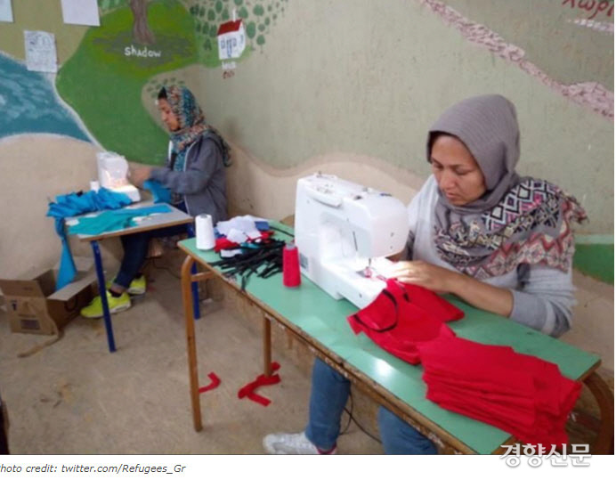 그리스 레스보스섬에서 마스크를 만들고 있는 아프가니스탄 여성 난민들. ｜Refugess_Gr 트위터