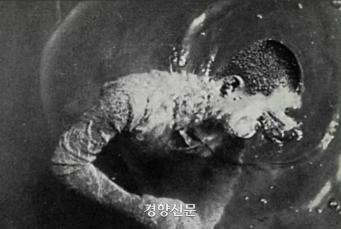 만 17살의 마산상고 신입생 김주열 열사는 3·15 부정선거를 규탄하는 시위에 참석했다가 실종됐다. 김주열 열사는 실종 27일만인 4월11일 마산 중앙부두 앞바다에서 오른쪽 눈에 탄환이 박힌채 끔찍한 시신으로 발견됐다. |부산일보 1960년 4월12일자