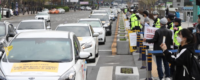 세월호 참사 6주기를 맞아 경기 안산에서 출발한 ‘노란 차량 행진’이 서울 광화문 광장에 도착해 주변 도로를 돌고 있다. 연합뉴스