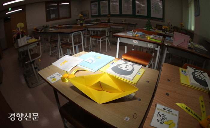 기억교실, 아련한 흔적들 세월호 참사 6주기를 사흘 앞둔 13일 경기 안산시 단원구 교육지원청 내에 있는 ‘단원고 4·16 기억교실’ 책상 위에 꽃과 학생들의 소지품이 놓여 있다. 이상훈 선임기자 doolee@kyunghyang.com