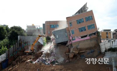 2018년 9월 지반붕괴사고로 기울어진 서울 동작구 서울상도유치원 철거작업이 진행되고 있다. 김창길 기자