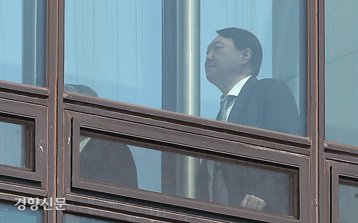 윤석열 검찰총장이 지난달 18일 대검 간부들과 함께 점심식사를 하기 위해 구내식당으로 가고 있다. 이상훈 선임기자 doolee@kyunghyang.com