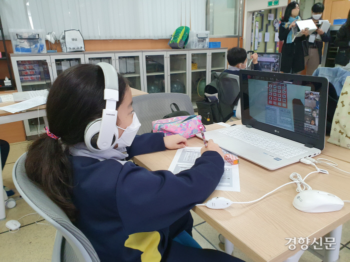 16일 서울 노원구 화랑초등학교 교실에서 초등학교 1~3학년 학생들 가운데 긴급돌봄 대상인 일부 학생들이 온라인 수업을 듣고 있다. 조문희 기자