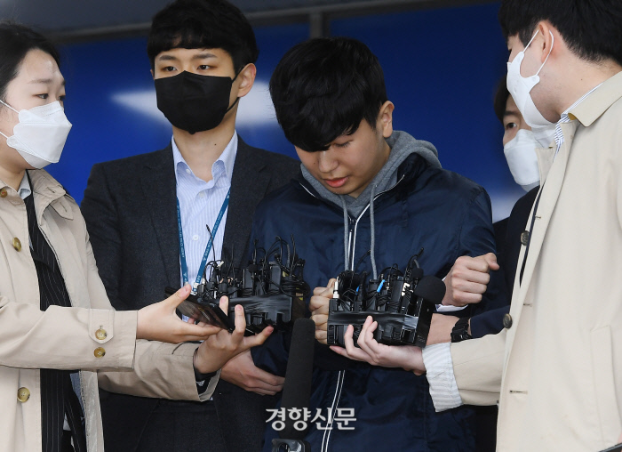 텔레그램 성 착취 단체대화방인 ‘박사방’의 운영자 조주빈의 주요 공범 혐의를 받는 강훈(19)이 17일 서울 종로경찰서에서 검찰로 송치되고 있다./권호욱 선임기자