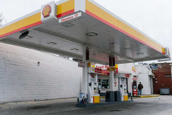 코로나19를 막기 위한 이동통제령이 계속되면서, 20일(현지시간) 미국 뉴욕 브루클린의 주유소가 텅 비어 있다.  뉴욕 | EPA연합뉴스
