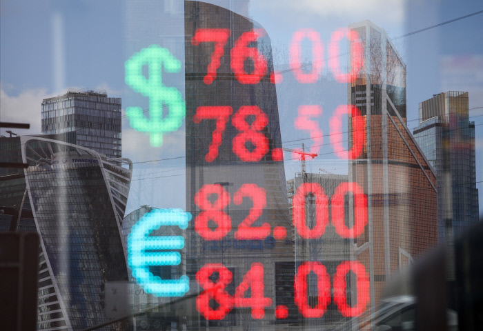 21일(현지시간) 러시아 모스크바의 환전소에 달러와 유로화 환율이 표시돼 있다. 유가가 급락하면서 러시아 루블화 가치도 이날 큰 폭으로 떨어졌다. 모스크바 | AP연합뉴스