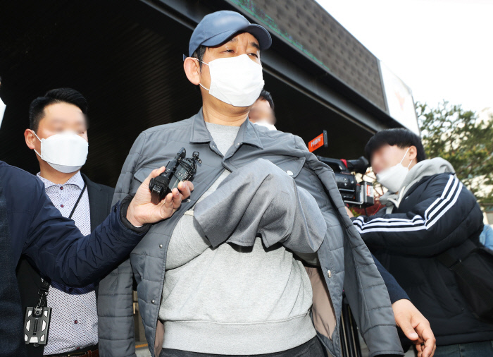 라임자산운용의 전주(錢主)로 지목된 김봉현 스타모빌리티 회장이 경기남부지방경찰청 지능범죄수사대에서 조사를 받기 위해 24일 오전 경기도 수원남부경찰서 유치장에서 나오고 있다. 연합뉴스