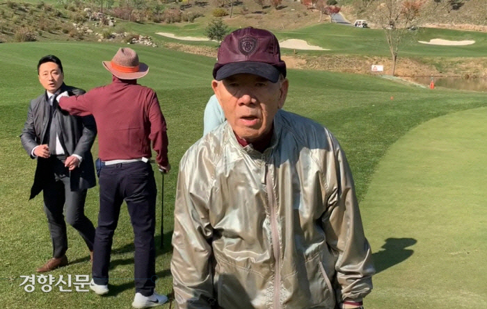 5·18 당시 헬기 사격을 증언한 고 조비오 신부의 명예를 훼손한 혐의로 재판을 받고 있는 전두환씨가 지난해 11월 골프를 치고 있는 모습. │정의당 제공.