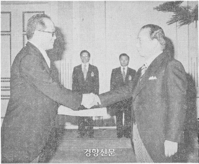 1979년 2월 박정희 대통령(오른쪽)이 김정렴 신임 주일대사(왼쪽)에게 임명장을 준 뒤 악수하고 있다.